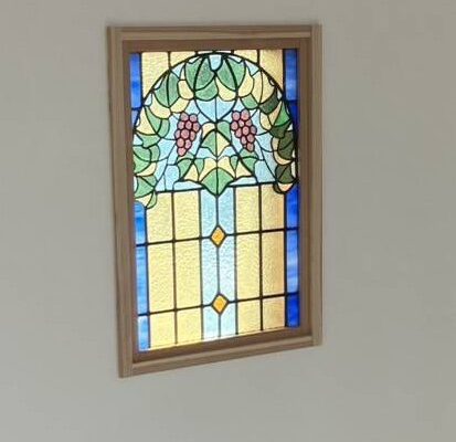 新しい家の壁にステンドグラス教室でケイムで組んだ作品を取り付ける