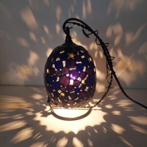 ステンドグラスの卓上吊り下げンプです。紫色のモトルガラス（斑点模様）を使用し、葡萄をイメージしました。 吊り下げベースにも葉っぱや蔓が付いています。