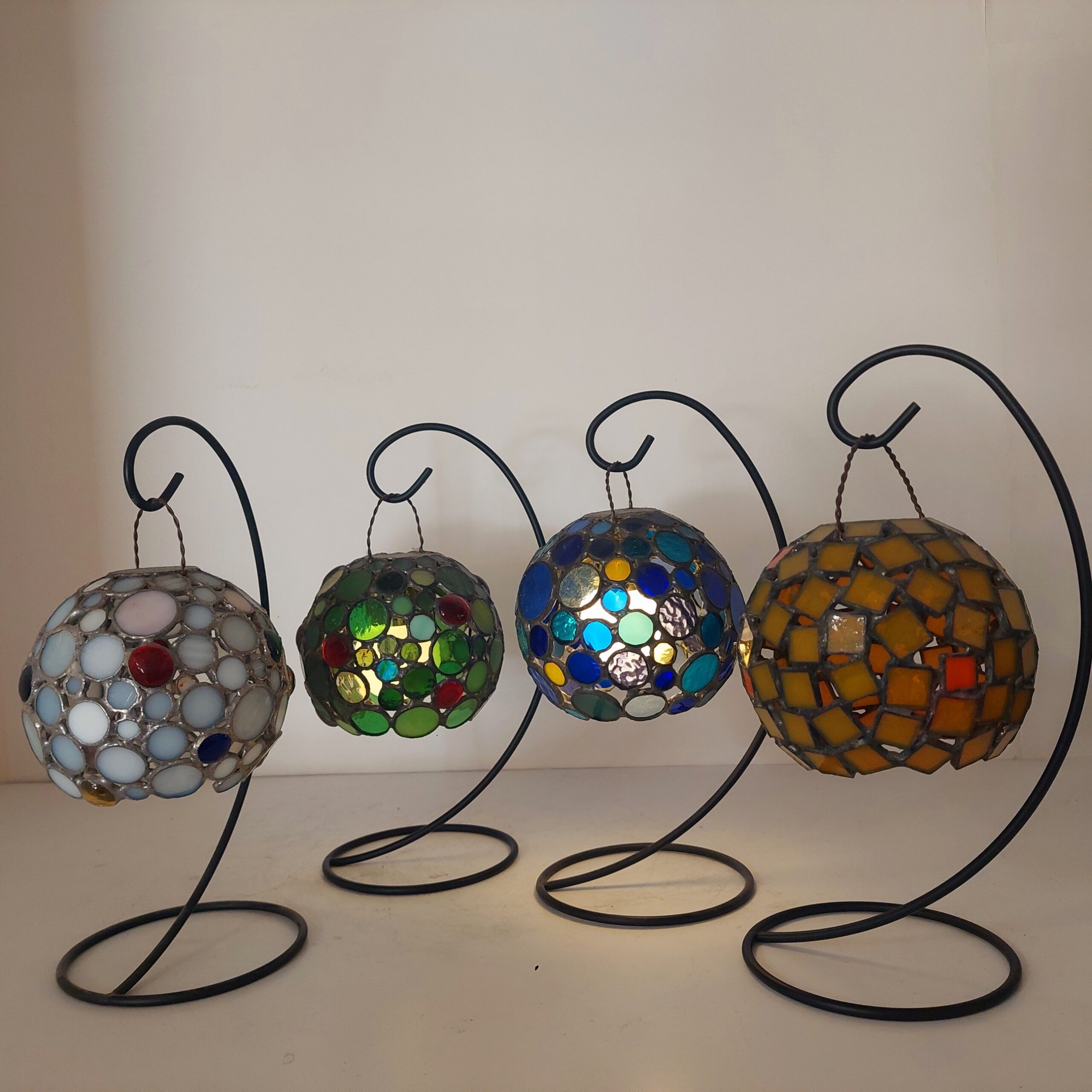 ステンドグラスの吊り下げランプです。球形の丸いランプで、白、緑、青黄色の4種類あります。