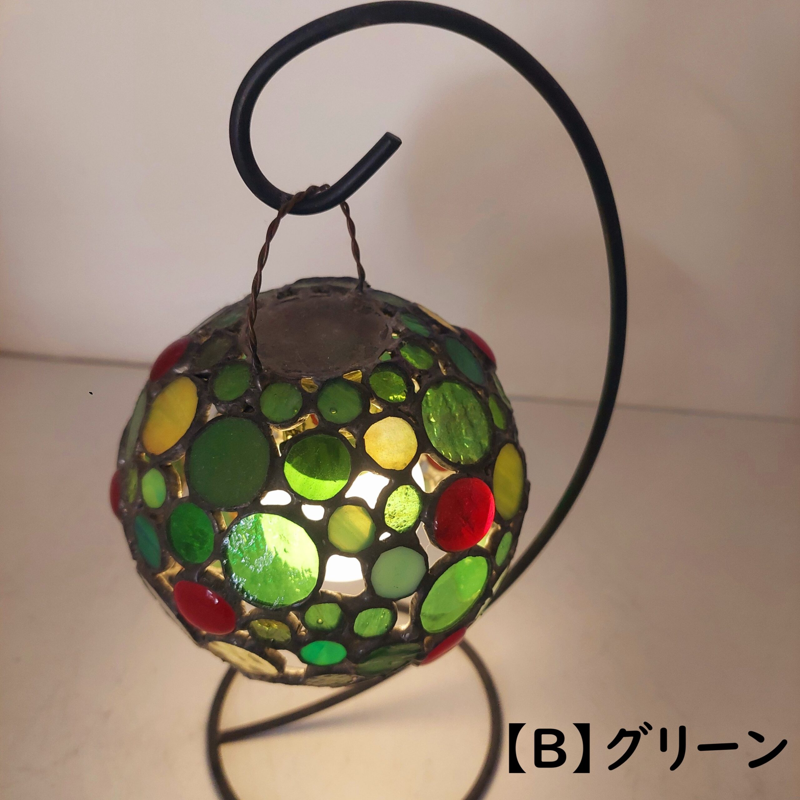 ステンドグラスの吊り下げランプです。球形のランプで緑色のガラスを使用