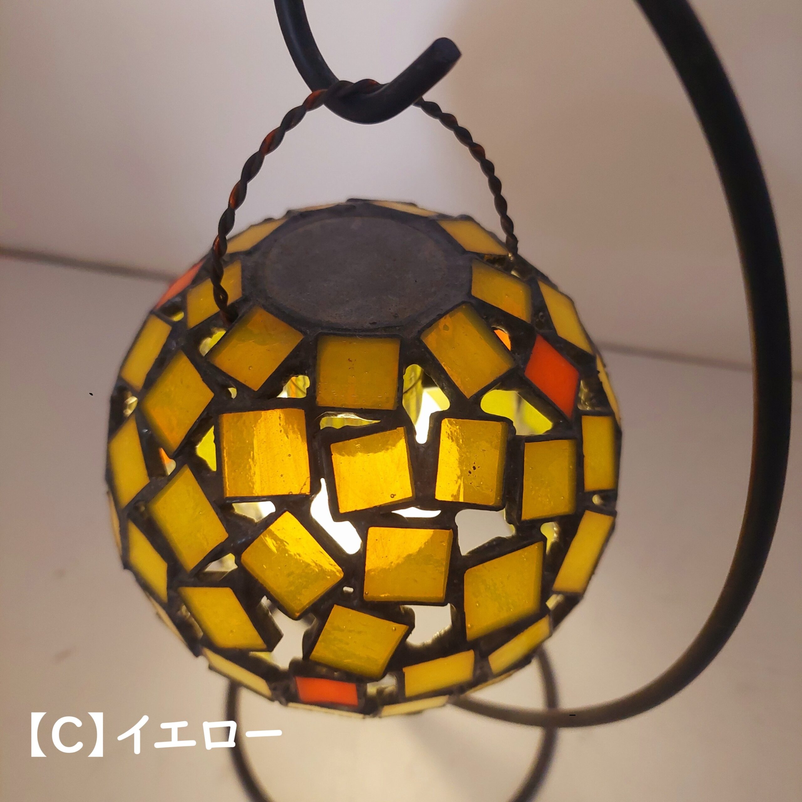 ステンドグラスの吊り下げランプです。球形のランプで黄色のガラスを使用