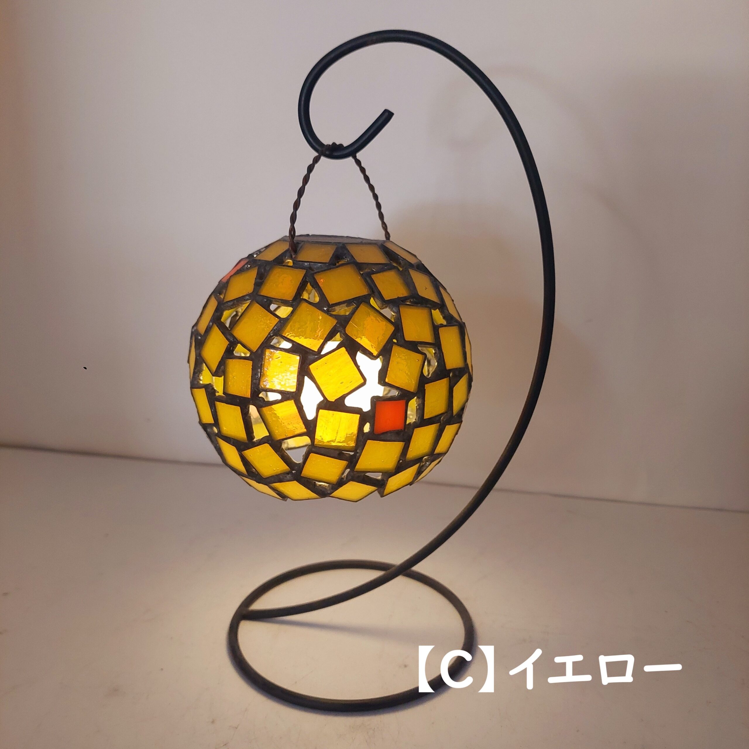 ステンドグラスの吊り下げランプです。球形のランプで黄色のガラスを使用