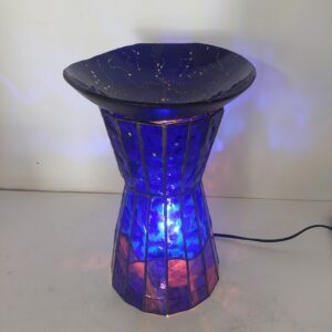 ステンドグラスの置き型ランプです。ランプ本体は赤～紫～青のガラスで夜の景色を表現、上には夜空をイメージし、沢山の星が彫られたお皿を乗せ、ライトアップします。まるで小さなプラネタリウムのような世界観のランプです。