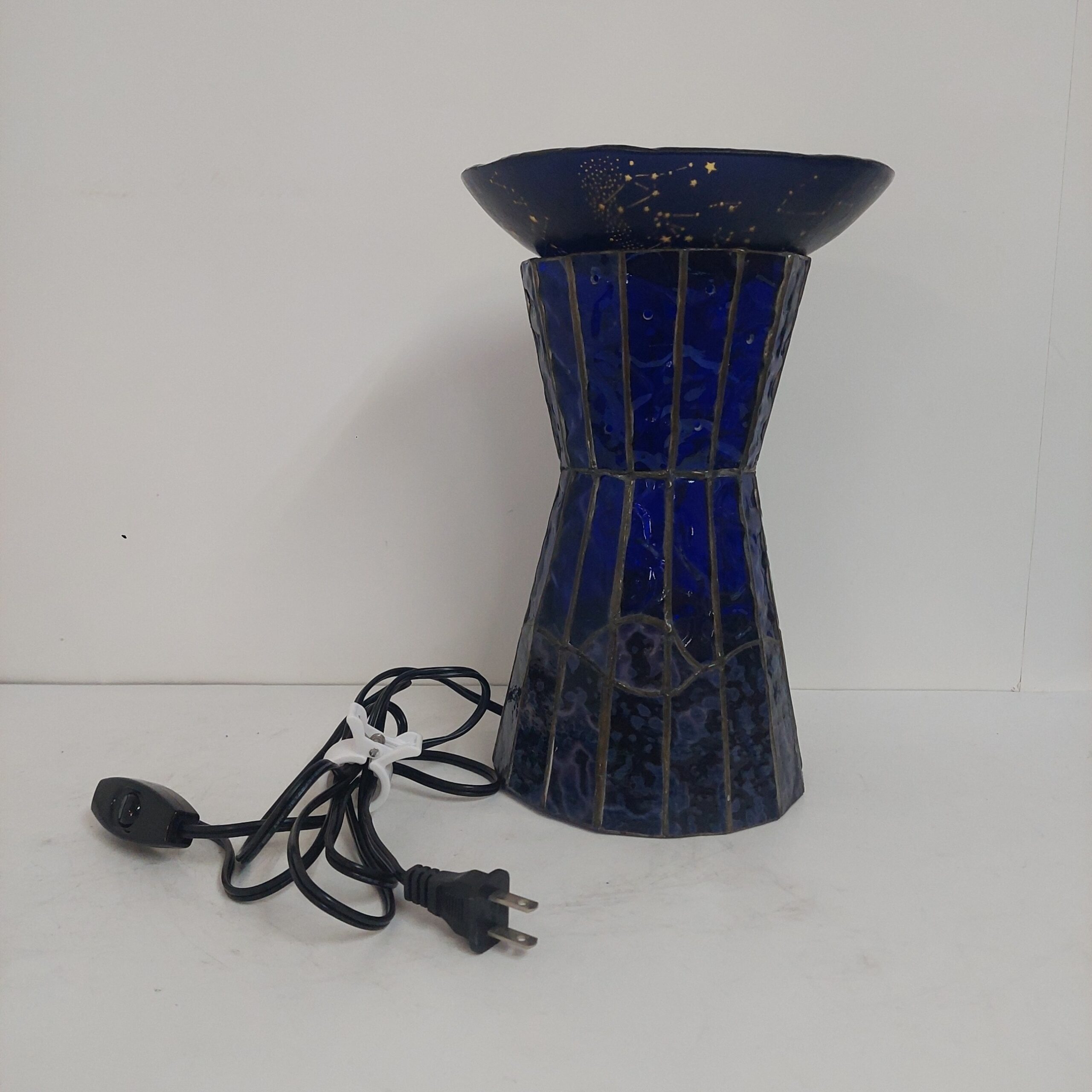 ステンドグラスの置き型ランプです。ランプ本体は赤~紫~青のガラスで夜の景色を表現、上には夜空をイメージし、沢山の星が彫られたお皿を乗せ、ライトアップします。まるで小さなプラネタリウムのような世界観のランプです。