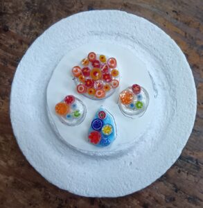 ガラスを選び自分の個性を表現します。赤が多いさくひんです。