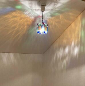 ステンドグラスの天井吊り下げランプをステンドグラス教室の生徒さんが制作