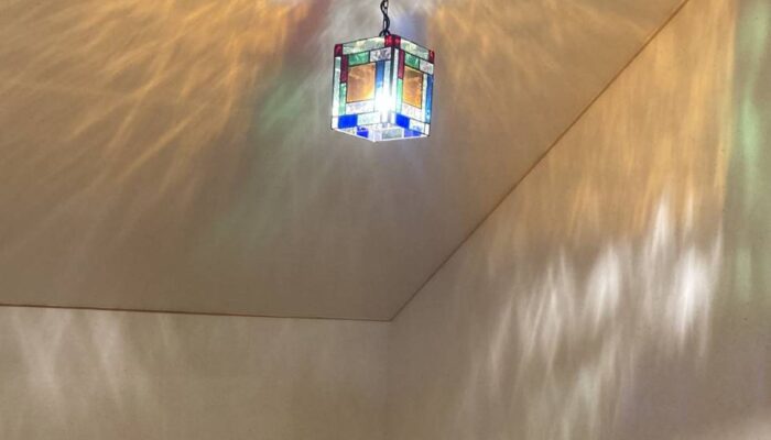 ステンドグラスの天井吊り下げランプをステンドグラス教室の生徒さんが制作