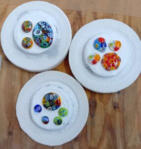 ガラスあくせさりーの焼成後の画像赤かったガラスが今はいろが出て来て綺麗です。