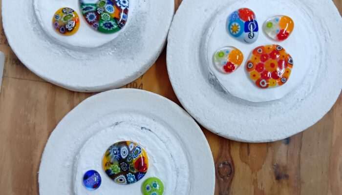 ガラスあくせさりーの焼成後の画像赤かったガラスが今はいろが出て来て綺麗です。