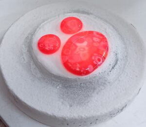 ガラスが溶けて丸く成って居ます。色は真っ赤で分かりません