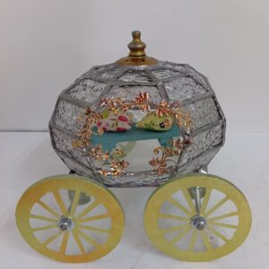 ステンドグラスの置き式ランプです。立体で出来たカボチャの馬車で玉虫色の輝くクリアーのガラスで出来ています。そこが付いて居て中に人形を飾る事も出来ます。