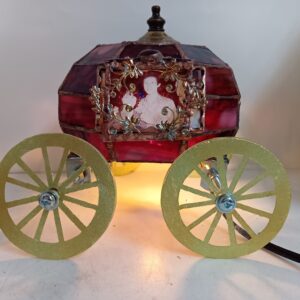 A&MO2のオリジナルのステンドグラス置き式ランプ、立体カボチャの馬車です。赤いモトルガラスが美しくまた、車輪も付いて居る為本格的なイメージで、正面に記念の写真をいれてフォトスタンドとしても使えます・。