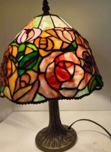 別の角度から見たステンドグラスランプ薔薇ピンクのモトルがらすが可愛いです。