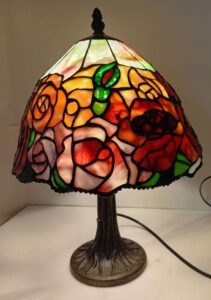 すてんどぐらすの卓上型ランプの注文制作の作品です。赤やピンク、黄色いモトルのガラスを使い華やかな色合いに仕上げました。