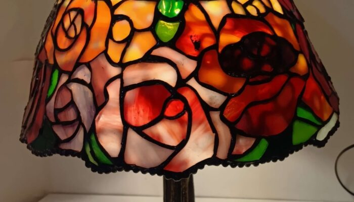 すてんどぐらすの卓上型ランプの注文制作の作品です。赤やピンク、黄色いモトルのガラスを使い華やかな色合いに仕上げました。