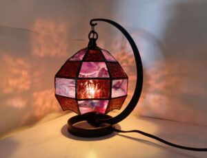 ステンドグラス吊り下げ型ランプです。自由に作れるステンドグラス教室で作りました。ショップのマリランプの形が好きで鉄のランプベースの形に合わせてせいずしました。高価なガラスを使用しているためとても素敵です。