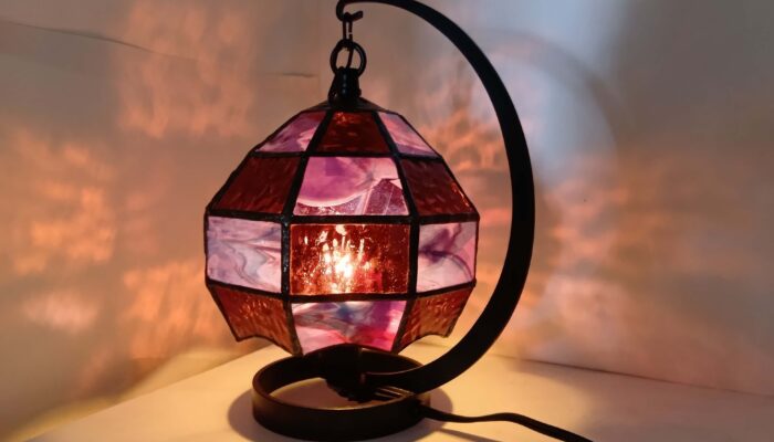 ステンドグラス吊り下げ型ランプです。自由に作れるステンドグラス教室で作りました。ショップのマリランプの形が好きで鉄のランプベースの形に合わせてせいずしました。高価なガラスを使用しているためとても素敵です。