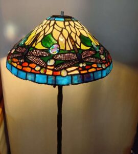 ステンドグラスのとんぼのランプです。自分で作ったナゲットを入れてオリジナルにしました。