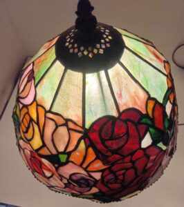 ステンドグラスのランプスタンド薔薇の注文作品です。赤や黄色ピンクの混じったモトルガラスを使用し天井っ部分にはヤカゲニ―のグリーンにピンクの混じった透け感の有るガラスを使用