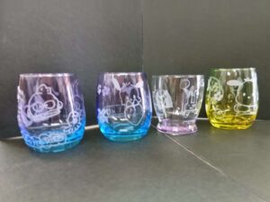 ガラスに模様を彫る体験でオリジナルデザインでカッテイングシートを作成し作ったコップ