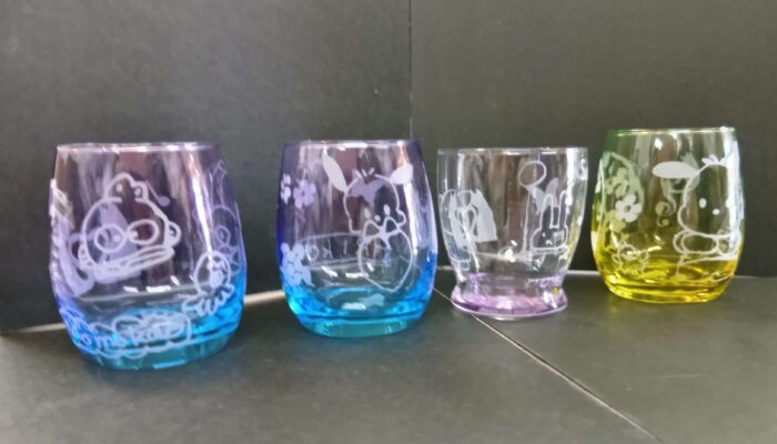 ガラスに模様を彫る体験でオリジナルデザインでカッテイングシートを作成し作ったコップ