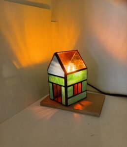 っステンドグラスのランプ、家ですこの作品は愛知の魅力発見隊様に制作しましたステンドグラスの商品が出来るまでを説明しながら作ります。。