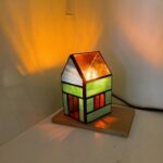 ステンドグラスのお家を作る体験。小学生のお休みに合わせステンドグラスの作品が出来るまでを説明しながら制作体験