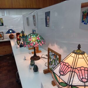 令和7年度のA&MO2作品展風景です。生徒さんの作りたい作品が作れる教室なので同じ作品は1点も有りません