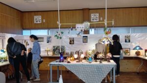 令和’年のA&MO2作品展での生徒さんのナンバイコーナーです。オリジナルの作品が格安で販売されています。